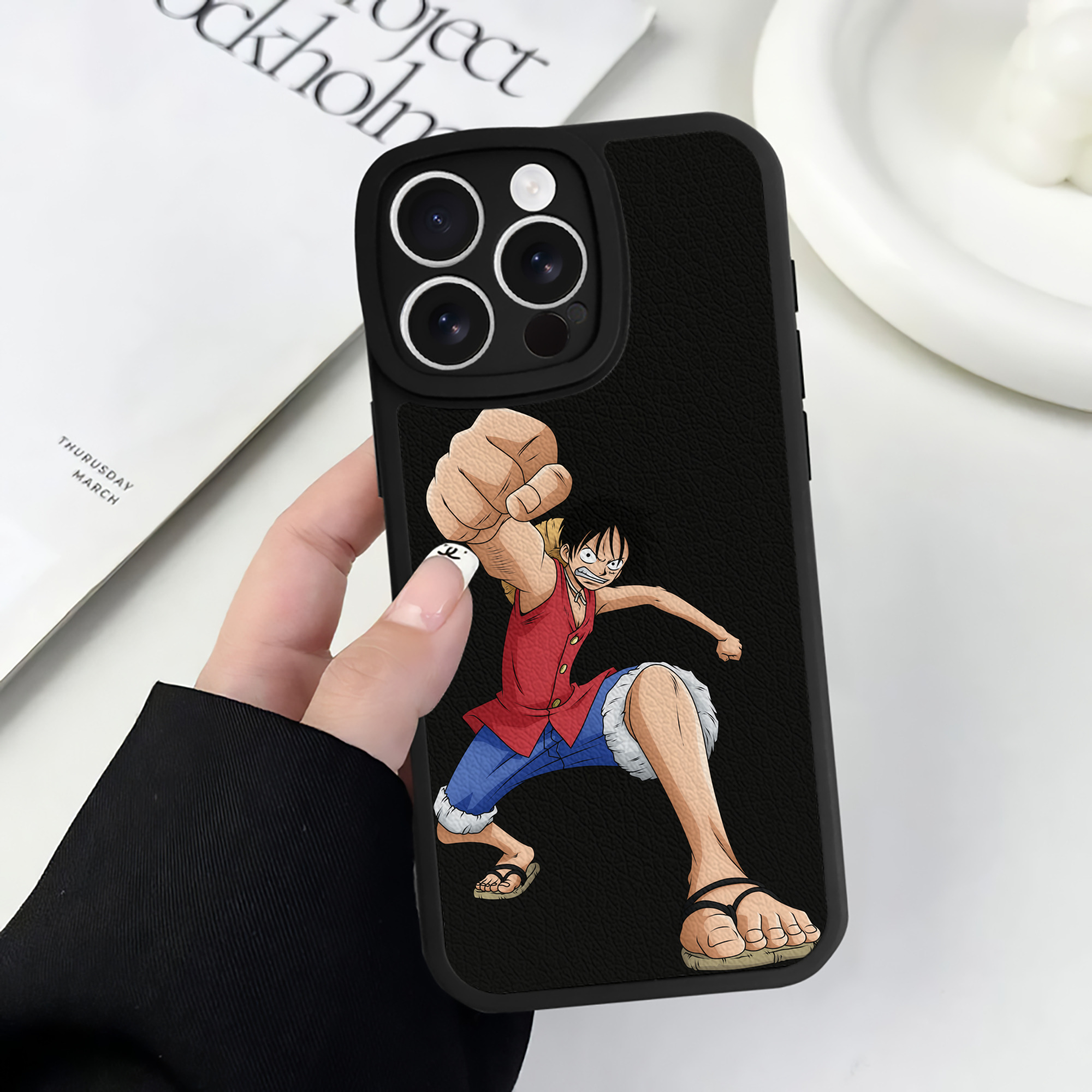 （画像用） ワンピース モンキー・D・ルフィ ONE PIECE Monkey D. Luffy 【iPhone 16シリーズ対応】シリコンスマホケース（レザー調） 材質：シリコン
